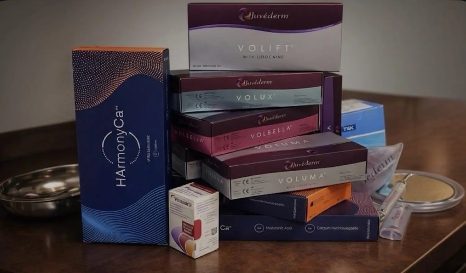 Praxis Olena Behrens – Augenheilkunde – Eine Sammlung von Kosmetikproduktverpackungen, die in einer optisch ansprechenden Anordnung gestapelt sind.