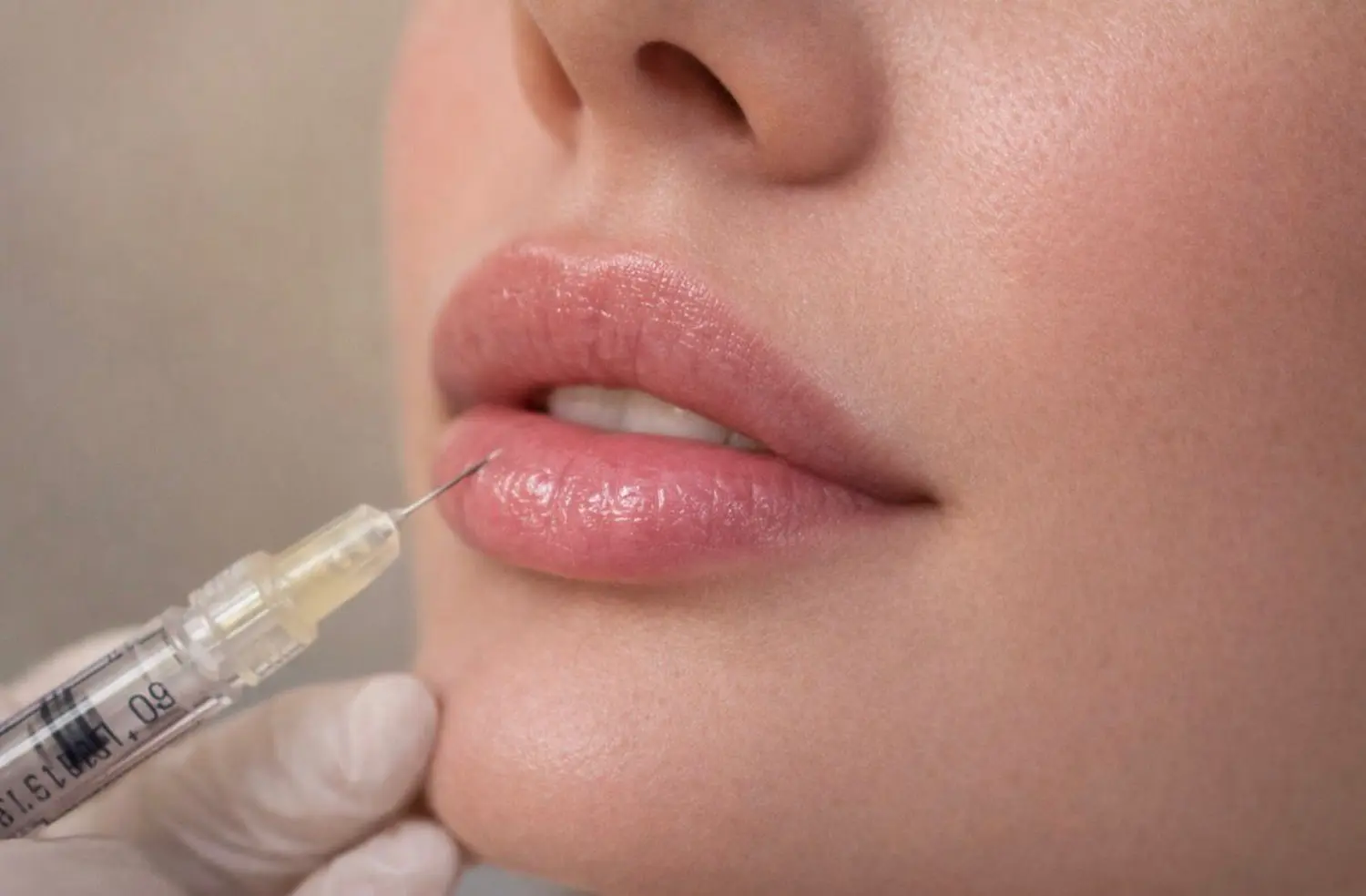 Praxis Olena Behrens – Augenheilkunde – Eine Frau führt ästhetische Behandlungen mit Hyaluronsäure und Hydroxylapatit durch.