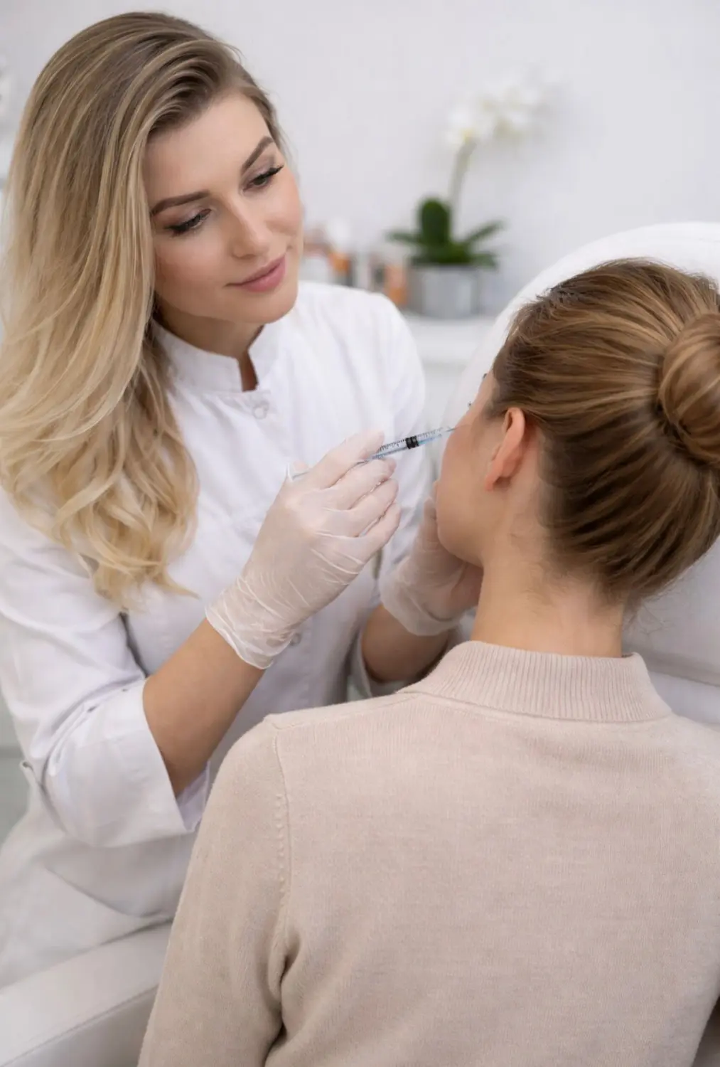 Praxis Olena Behrens – Augenheilkunde – Eine Frau führt Botulinumtoxin-Behandlungen durch.